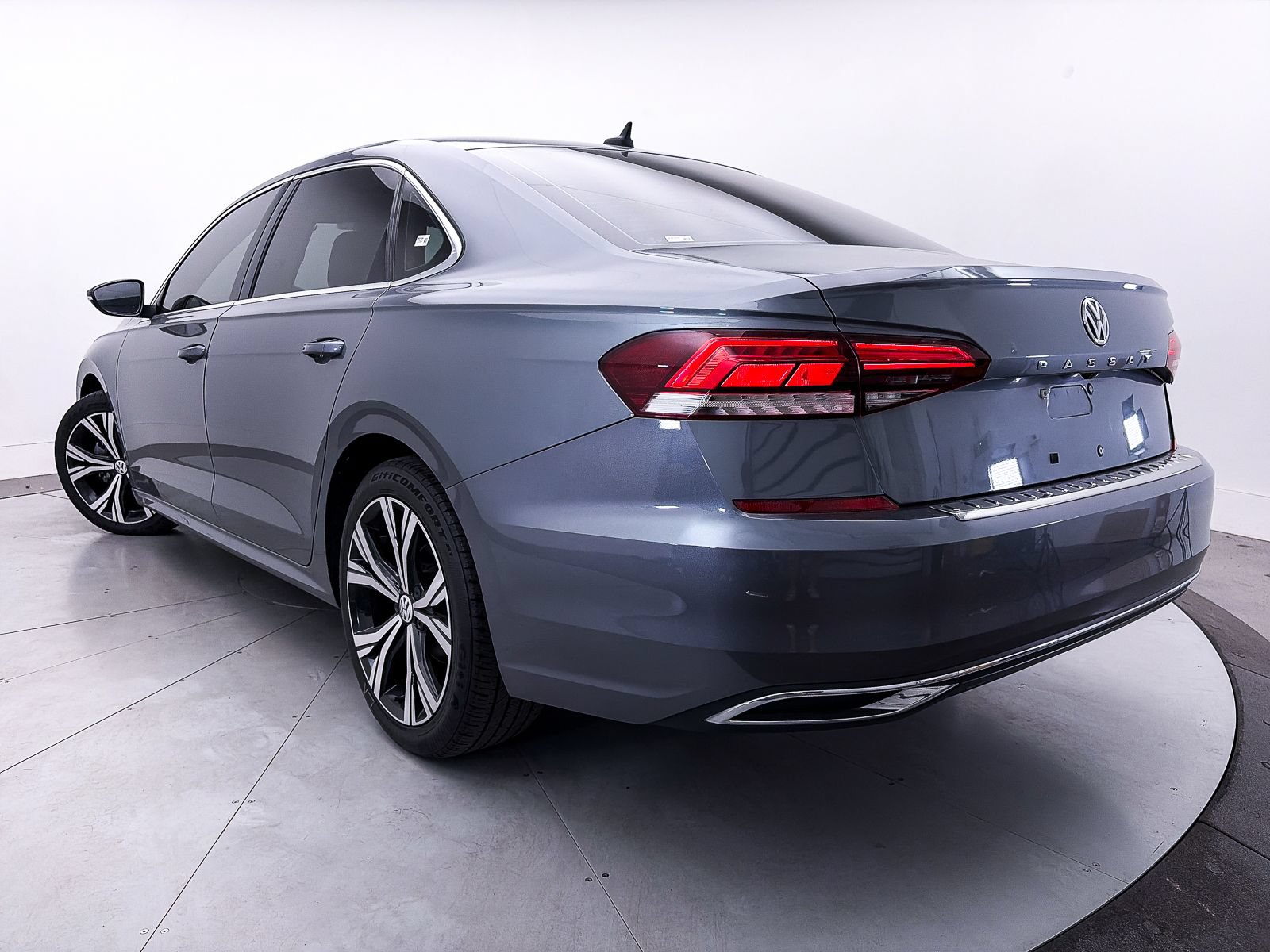 Used 2022 Volkswagen Passat 2.0T SE FWD image 2
