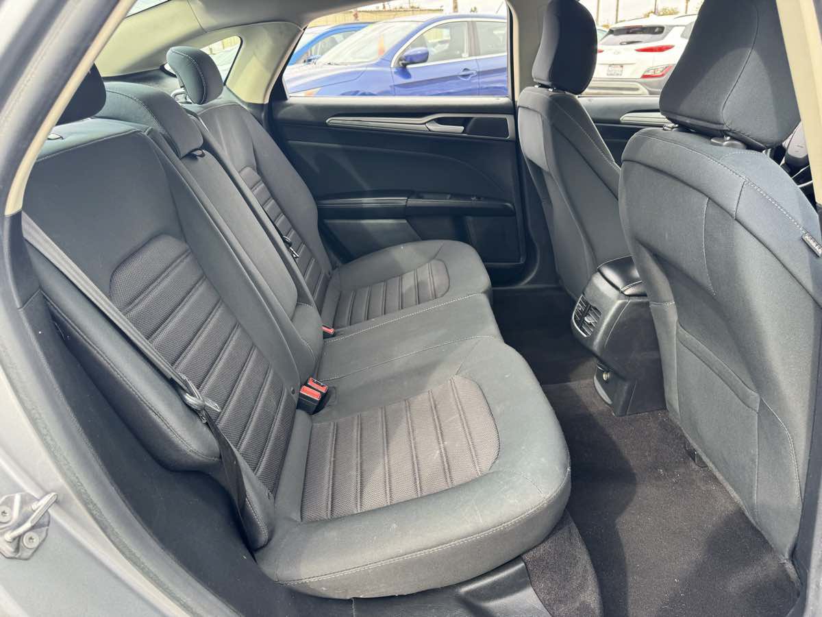 Used 2020 Ford Fusion SE FWD image 16