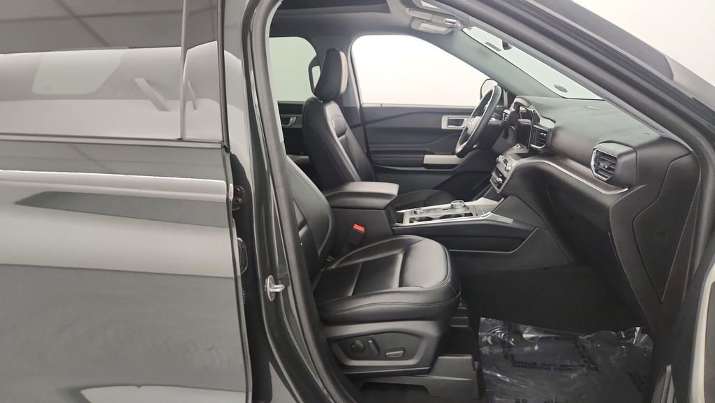 Used 2023 Ford Explorer XLT w/ Equipment Group 202A image 33