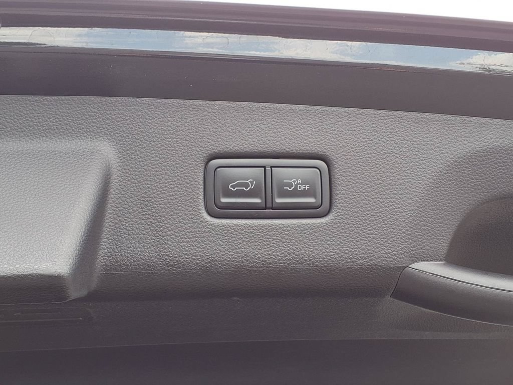 Used 2025 Kia Carnival EX FWD image 21
