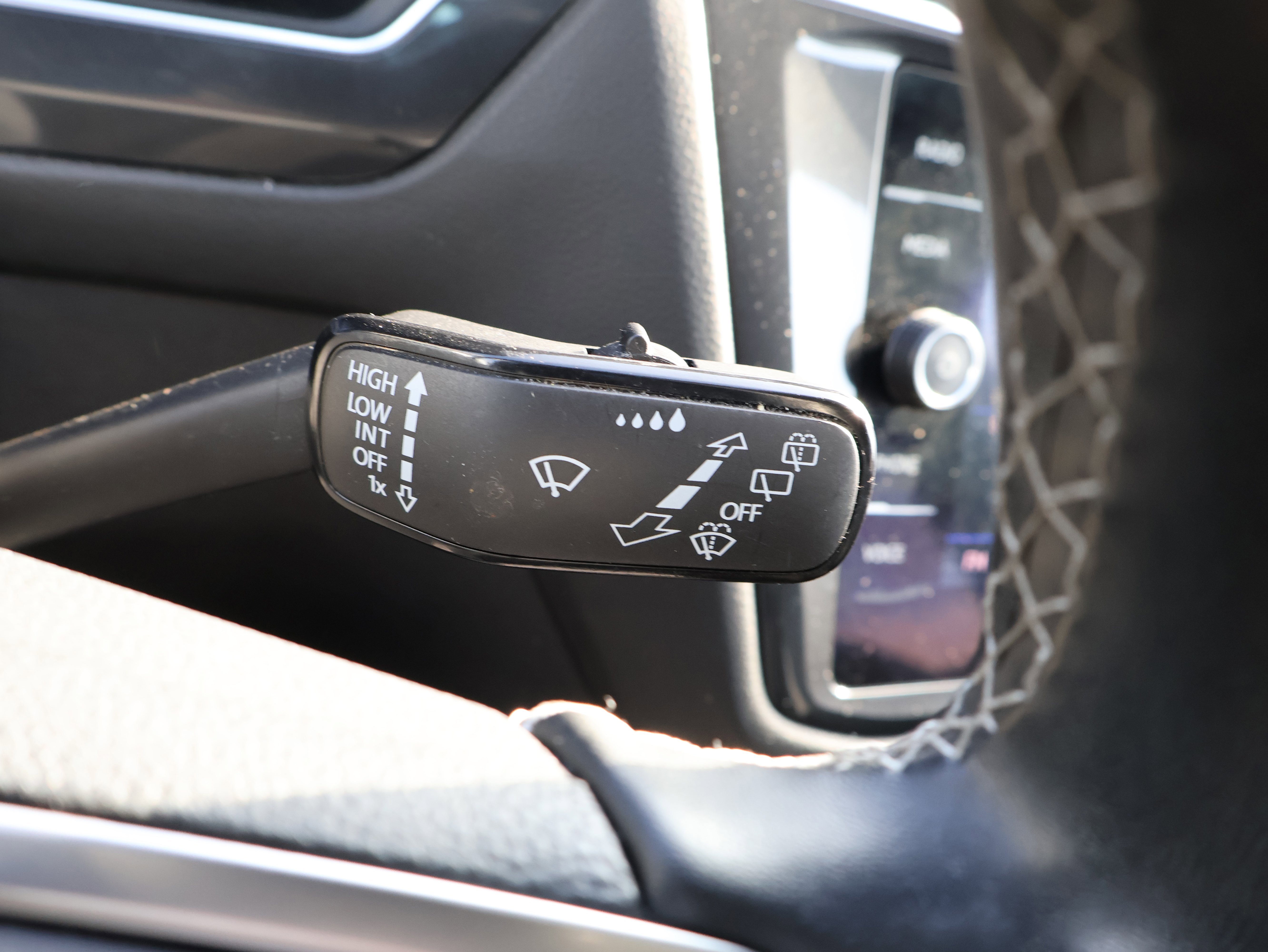 Used 2022 Volkswagen Tiguan SE w/ Panoramic Sunroof Package image 37