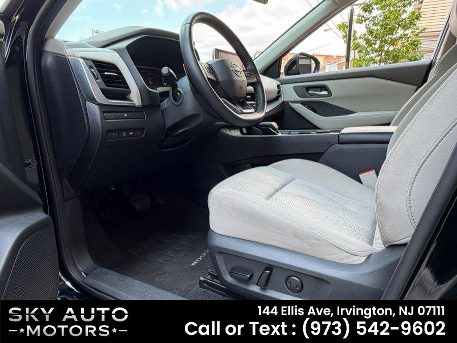 Used 2025 Nissan Rogue SV AWD/4WD image 11