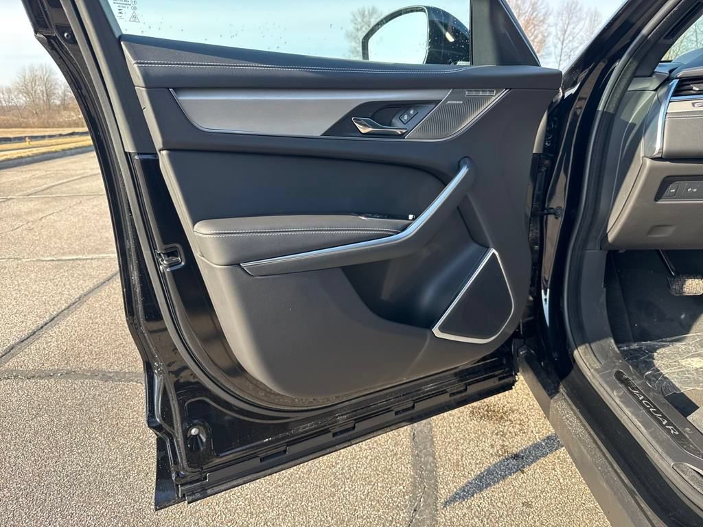 Certified 2026 Jaguar F-PACE R-Dynamic S AWD/4WD image 9