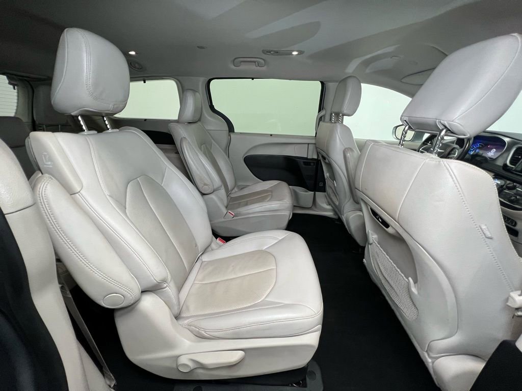 Used 2021 Chrysler Pacifica Touring-L image 10