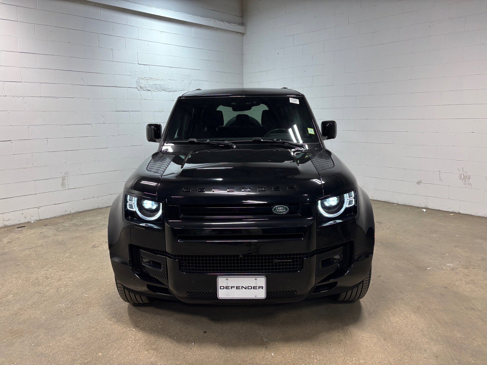 Used 2023 Land Rover Defender 110 X-Dynamic SE image 3