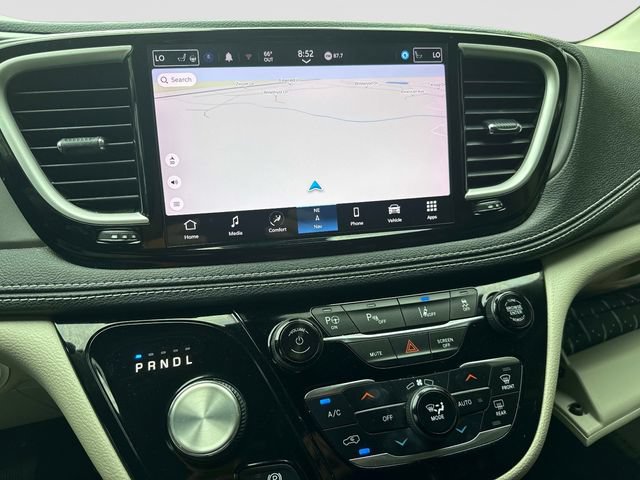 Used 2022 Chrysler Pacifica Touring-L w/ Uconnect Theater Family Group FWD image 23