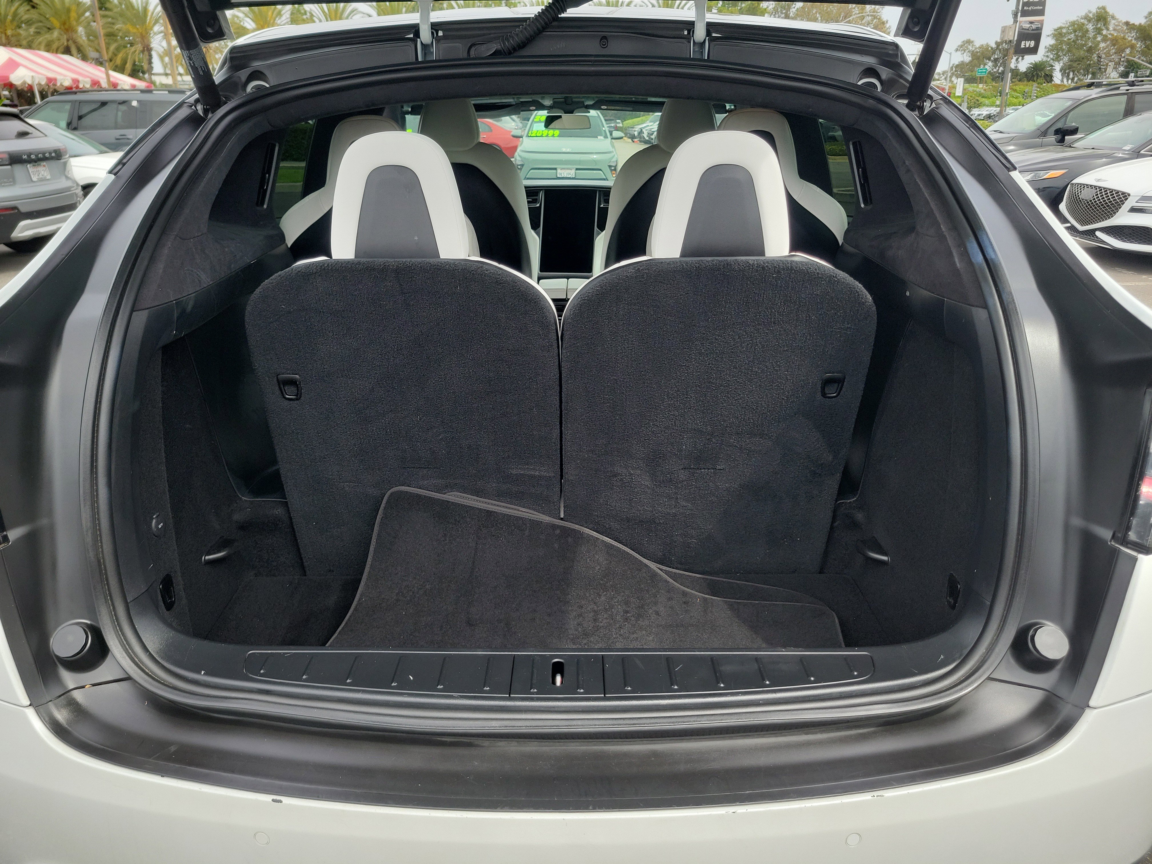 Used 2020 Tesla Model X image 23