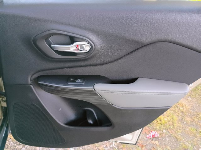 Used 2014 Jeep Cherokee Sport FWD image 52