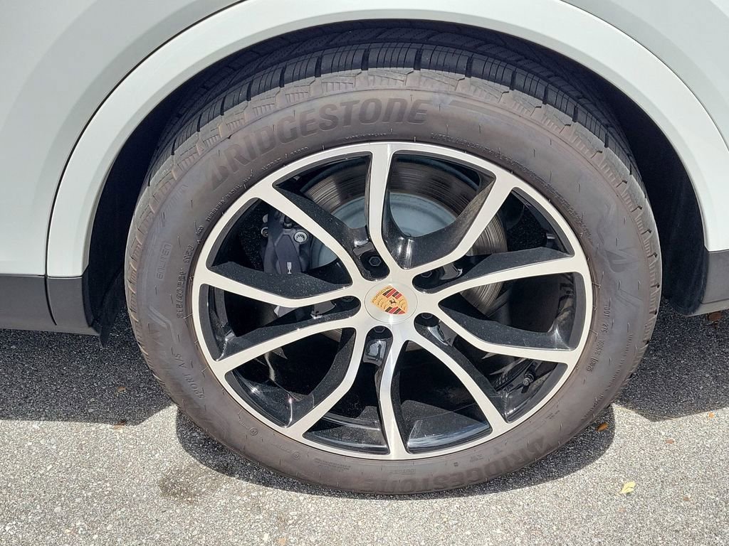 Certified 2025 Porsche Cayenne AWD/4WD image 11