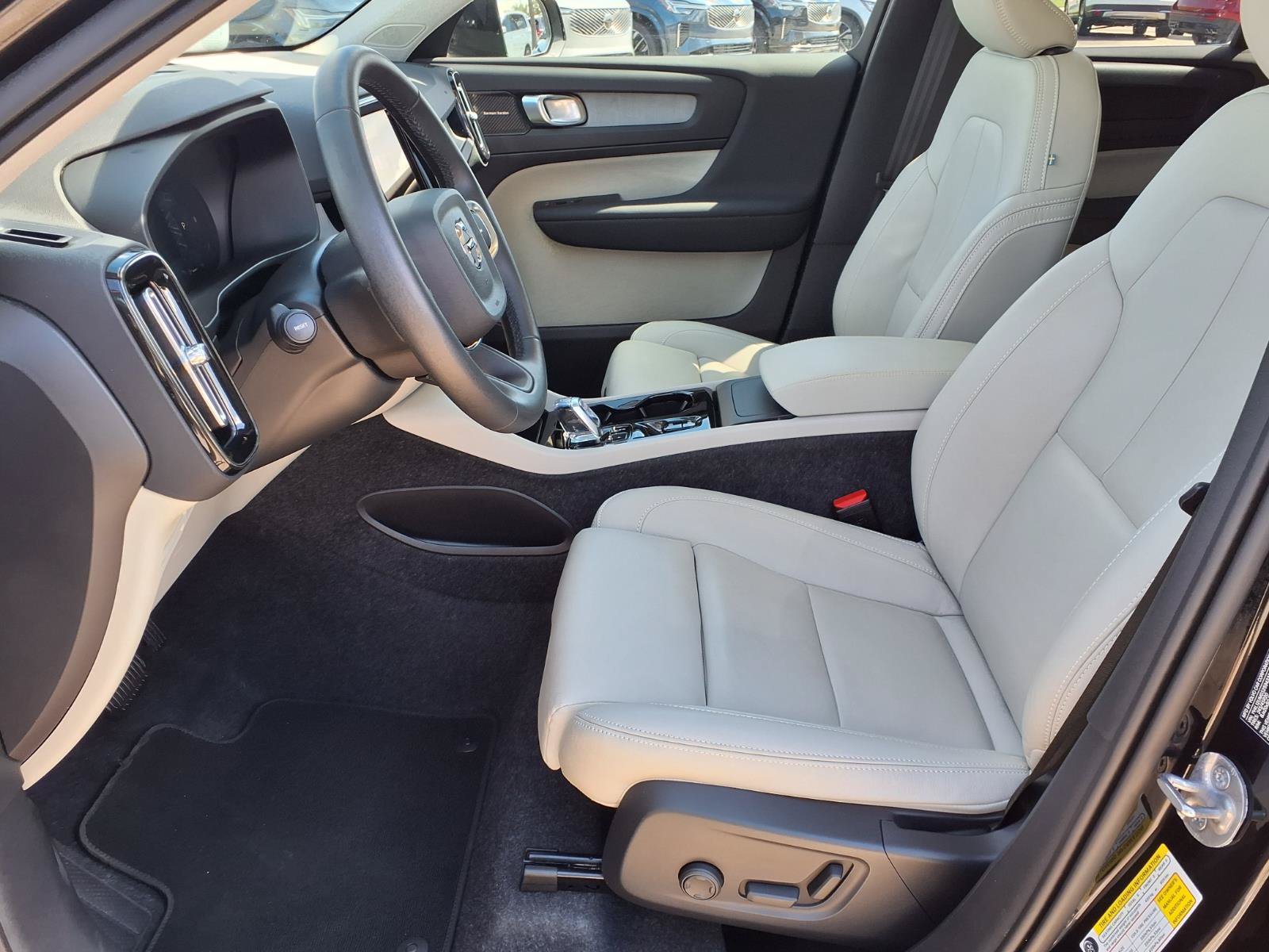 Certified 2025 Volvo XC40 B5 Ultra AWD/4WD image 21