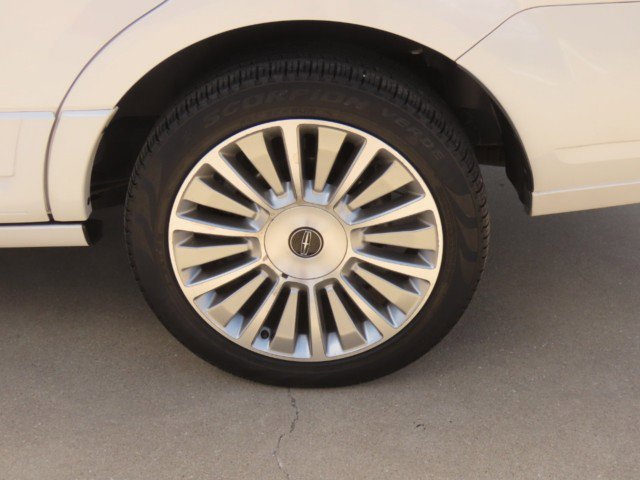 Used 2016 Lincoln Navigator Select RWD image 16