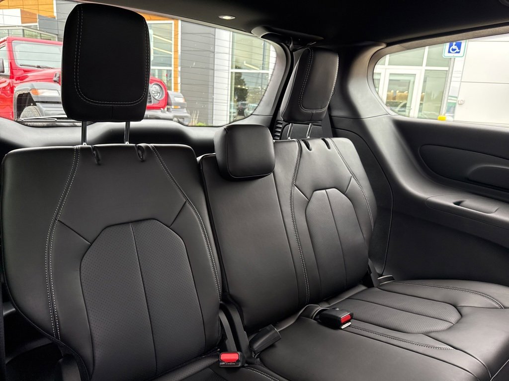 New 2026 Chrysler Pacifica Select image 12