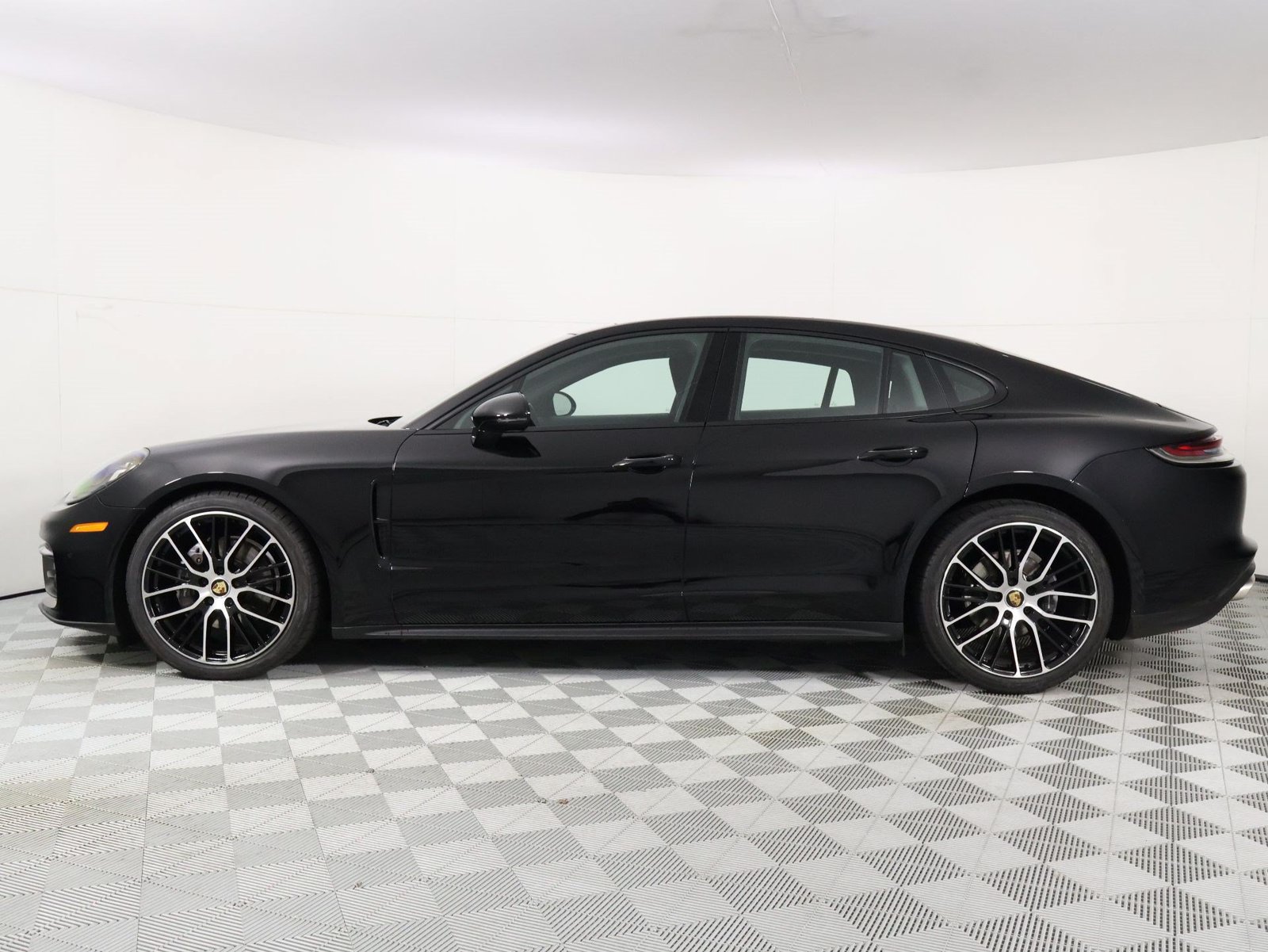 Certified 2023 Porsche Panamera RWD image 2