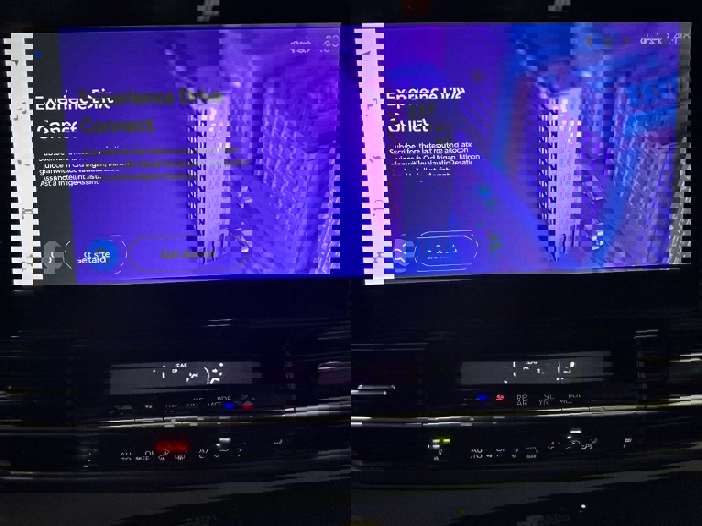 Used 2025 Toyota Sienna XSE image 26