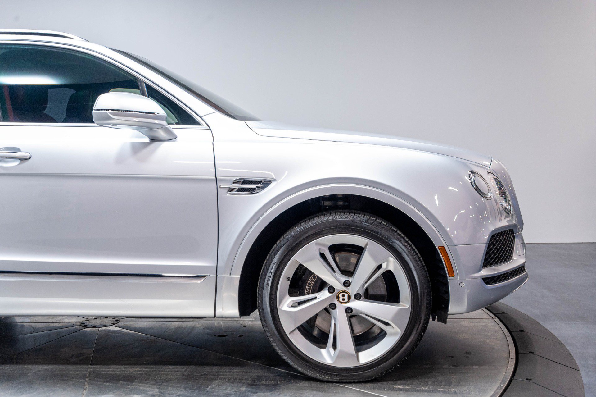 Used 2020 Bentley Bentayga AWD/4WD image 27