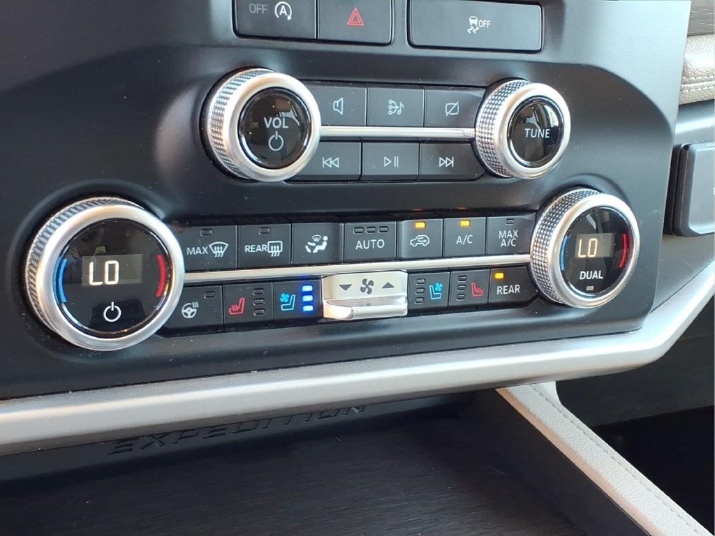 Used 2024 Ford Expedition Limited AWD/4WD image 7