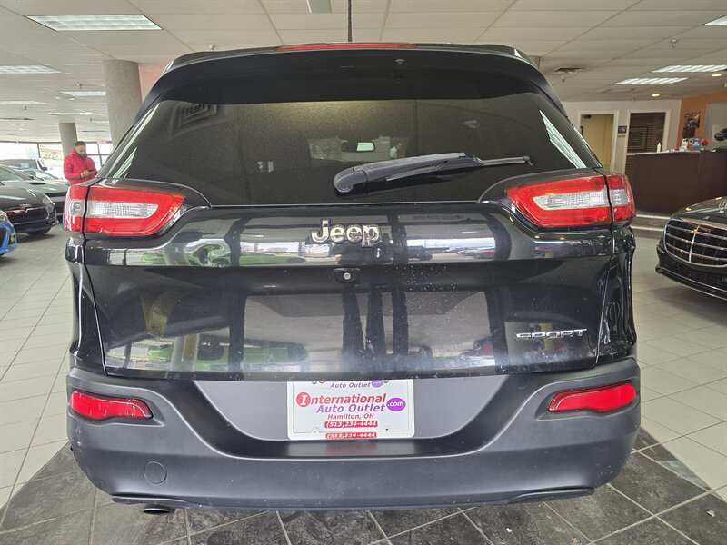 Used 2016 Jeep Cherokee Sport FWD image 5