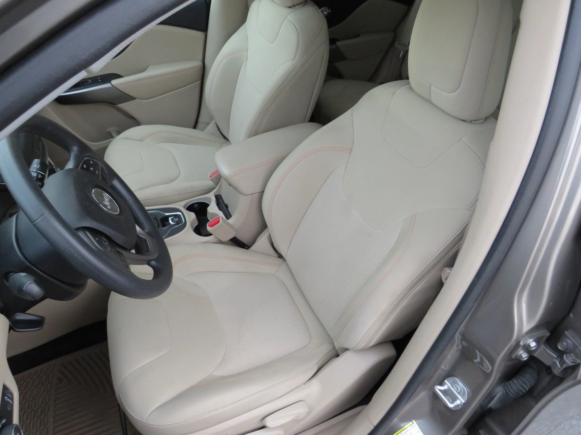 Used 2019 Jeep Cherokee Latitude w/ Popular Appearance Group image 31