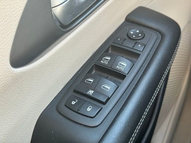 Used 2023 Chrysler Pacifica Touring-L image 23