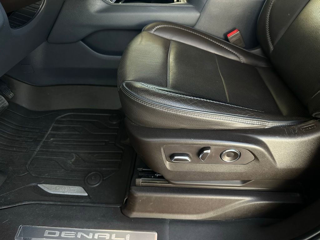 Used 2021 GMC Yukon XL Denali w/ Denali Premium Package image 12