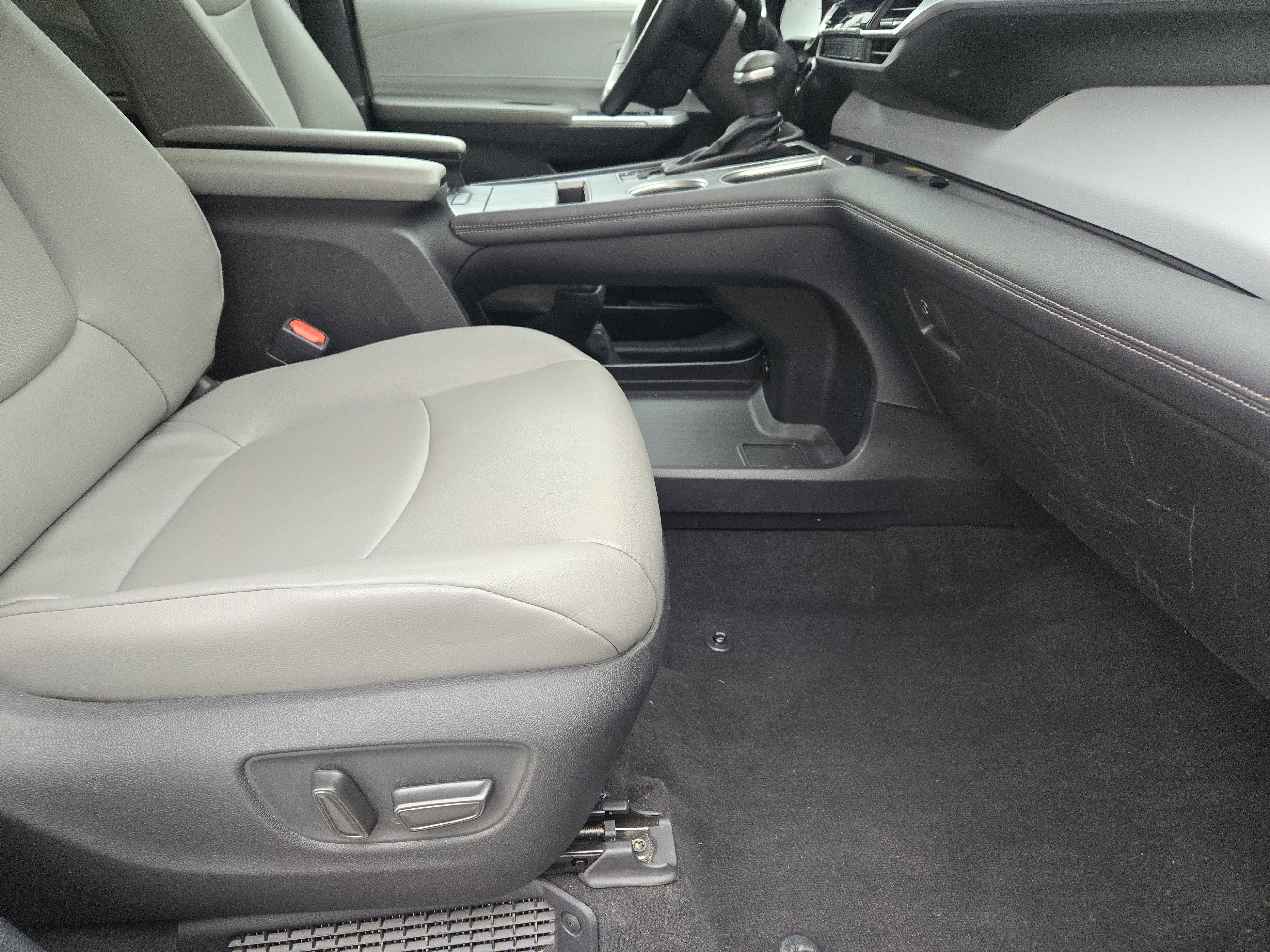 Used 2025 Toyota Sienna XLE image 17