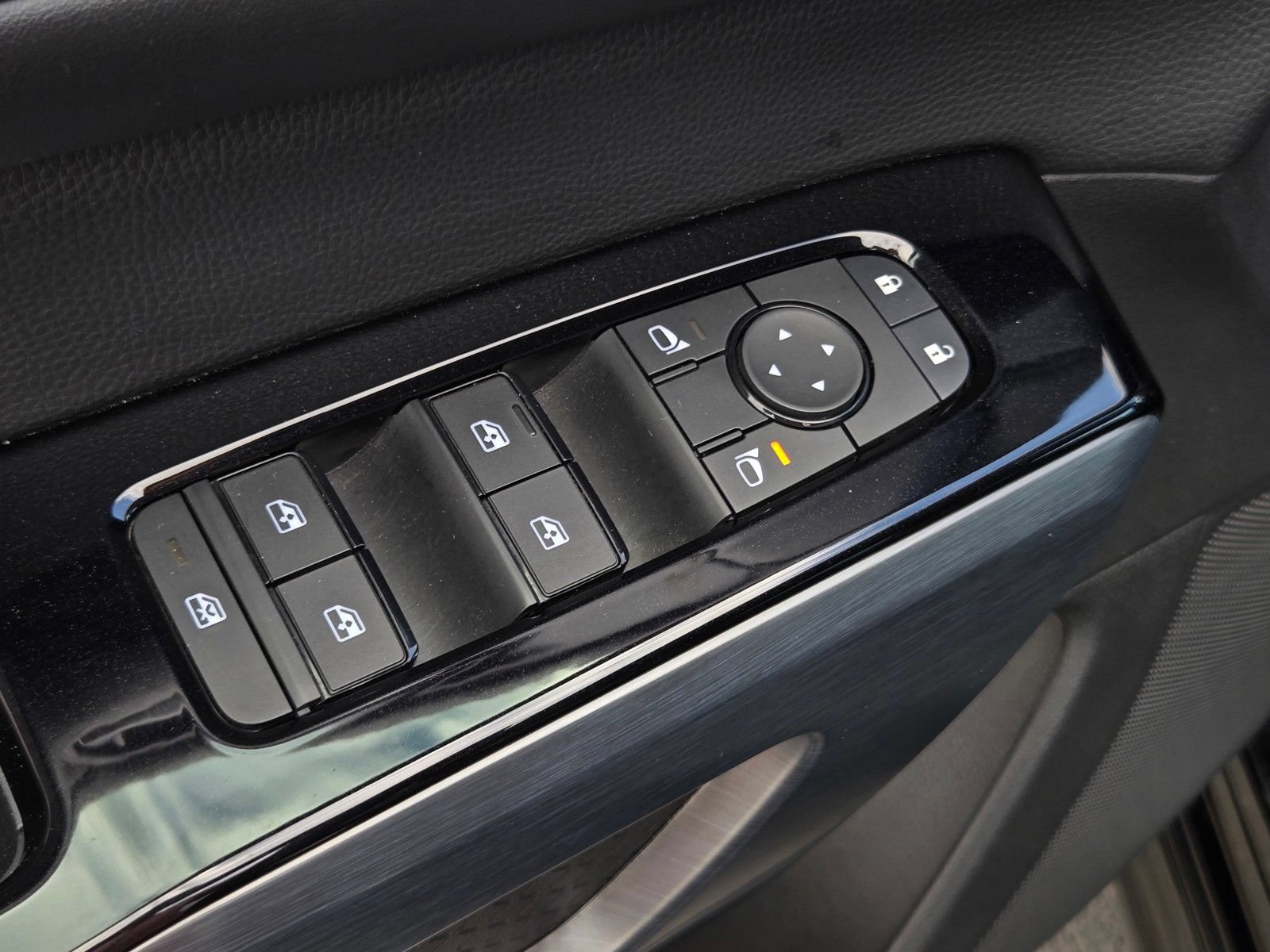 Used 2025 Nissan Pathfinder SL FWD image 10