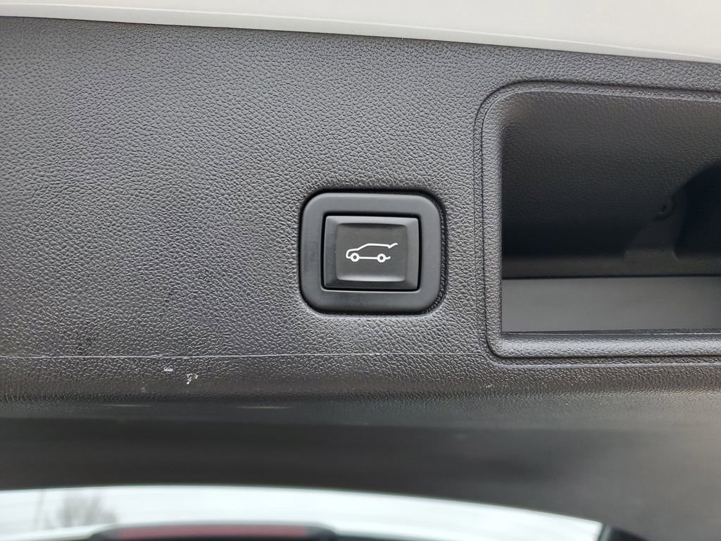 Used 2023 GMC Terrain SLE w/ Driver Convenience Package image 31