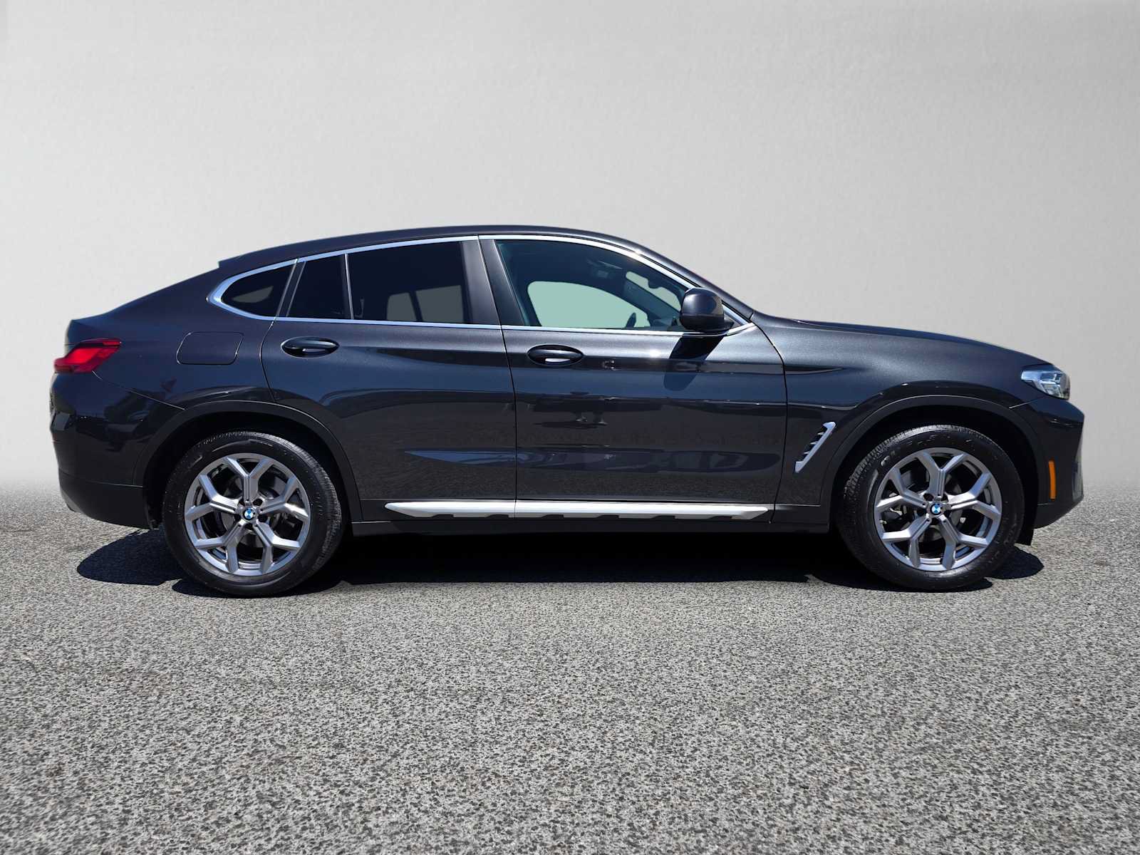 Used 2024 BMW X4 xDrive30i w/ Convenience Package AWD/4WD image 2