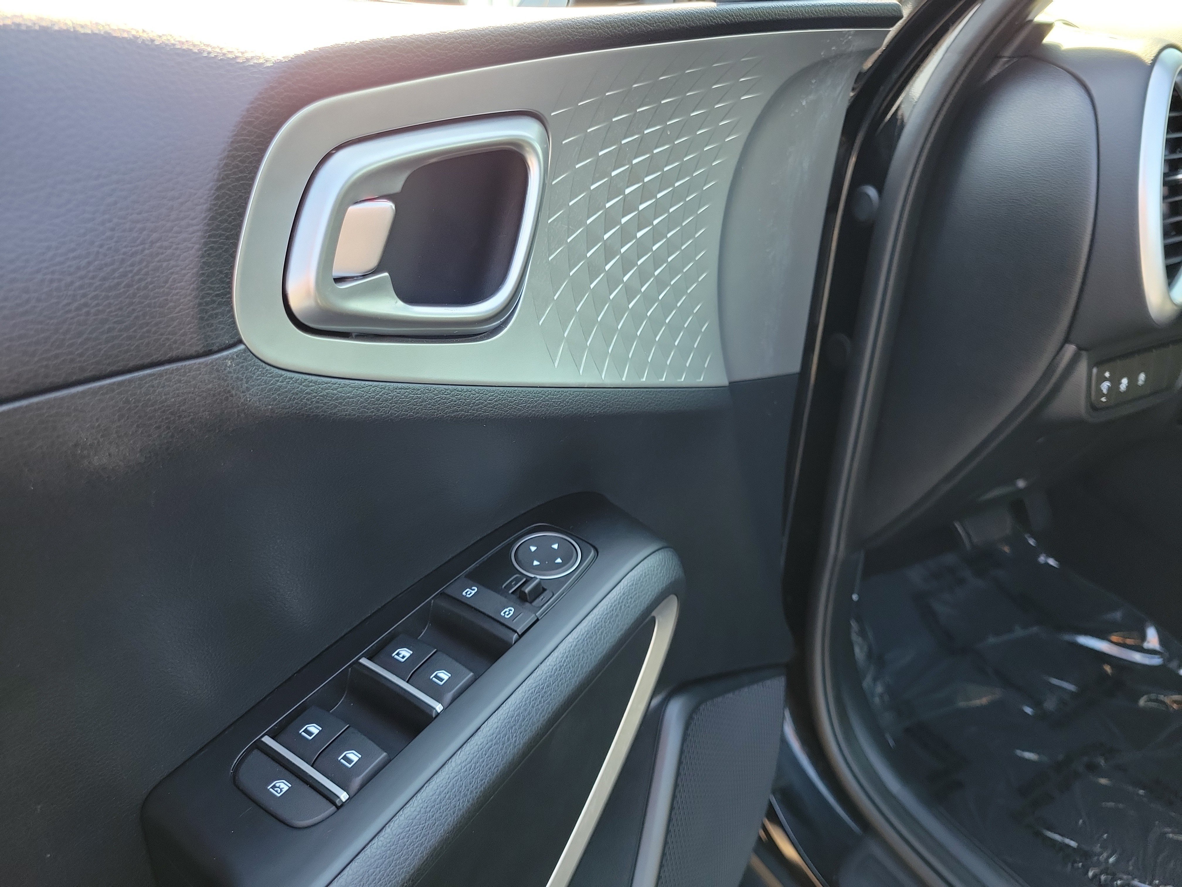 Used 2025 Kia Soul LX FWD image 18