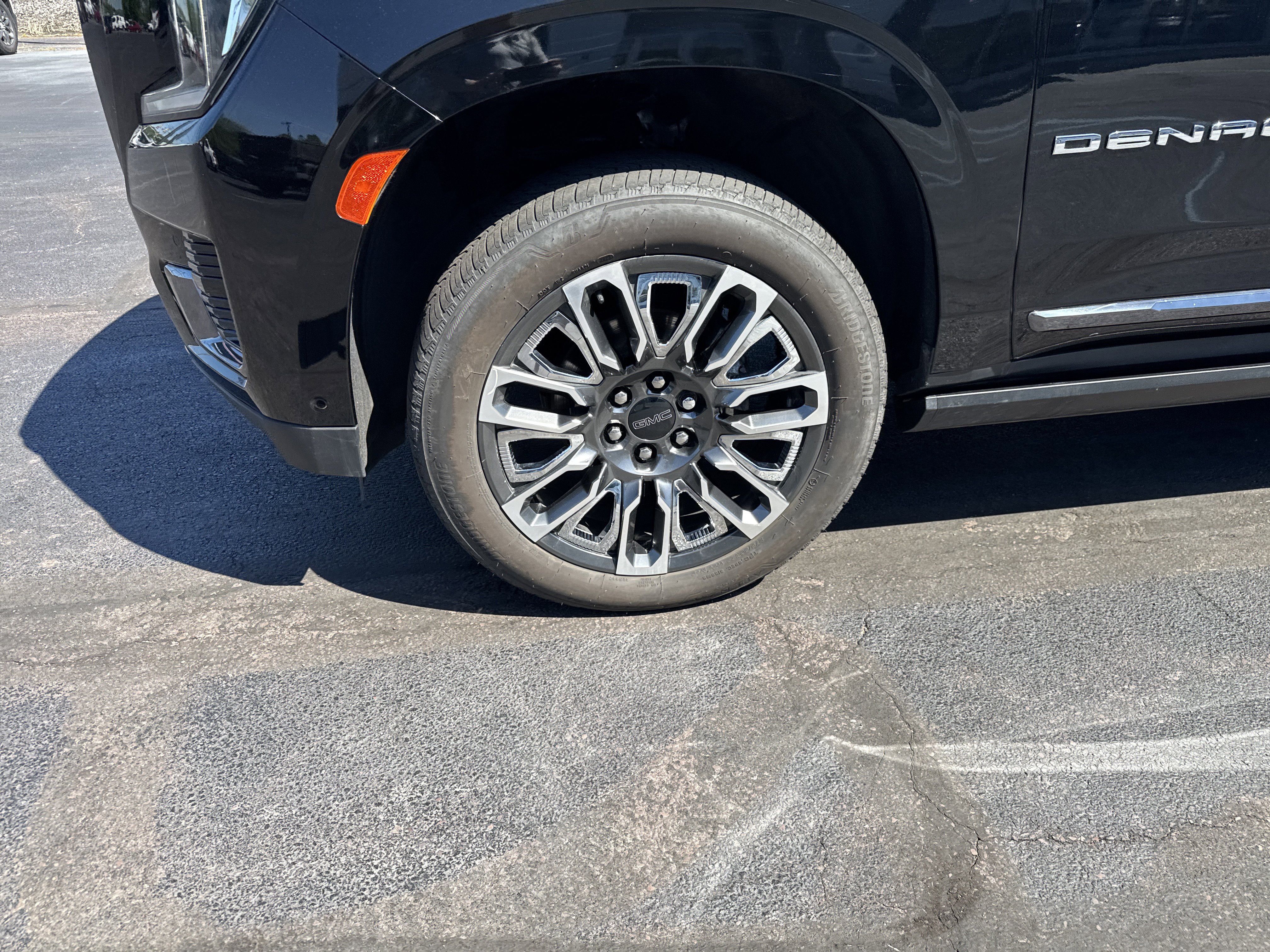 Used 2023 GMC Yukon Denali Ultimate AWD/4WD image 19