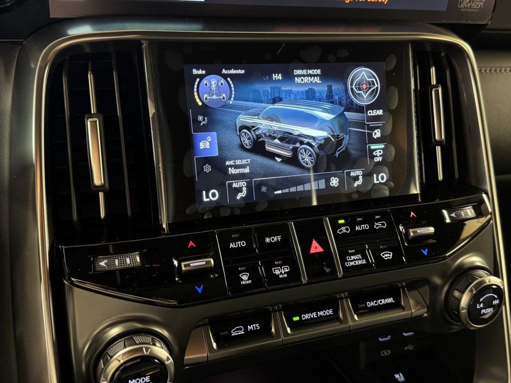 New 2025 Lexus LX 700h Luxury image 30