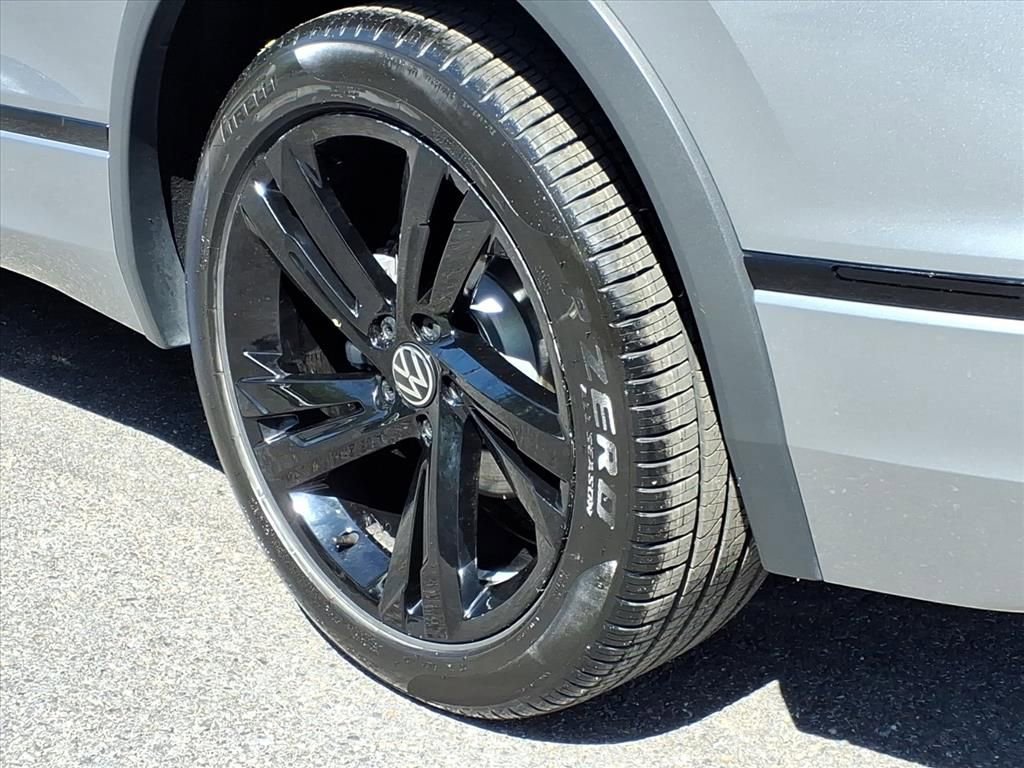 Used 2023 Volkswagen Tiguan SE R-Line FWD image 9