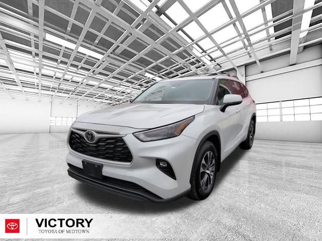 Certified 2025 Toyota Highlander XLE AWD/4WD image 8