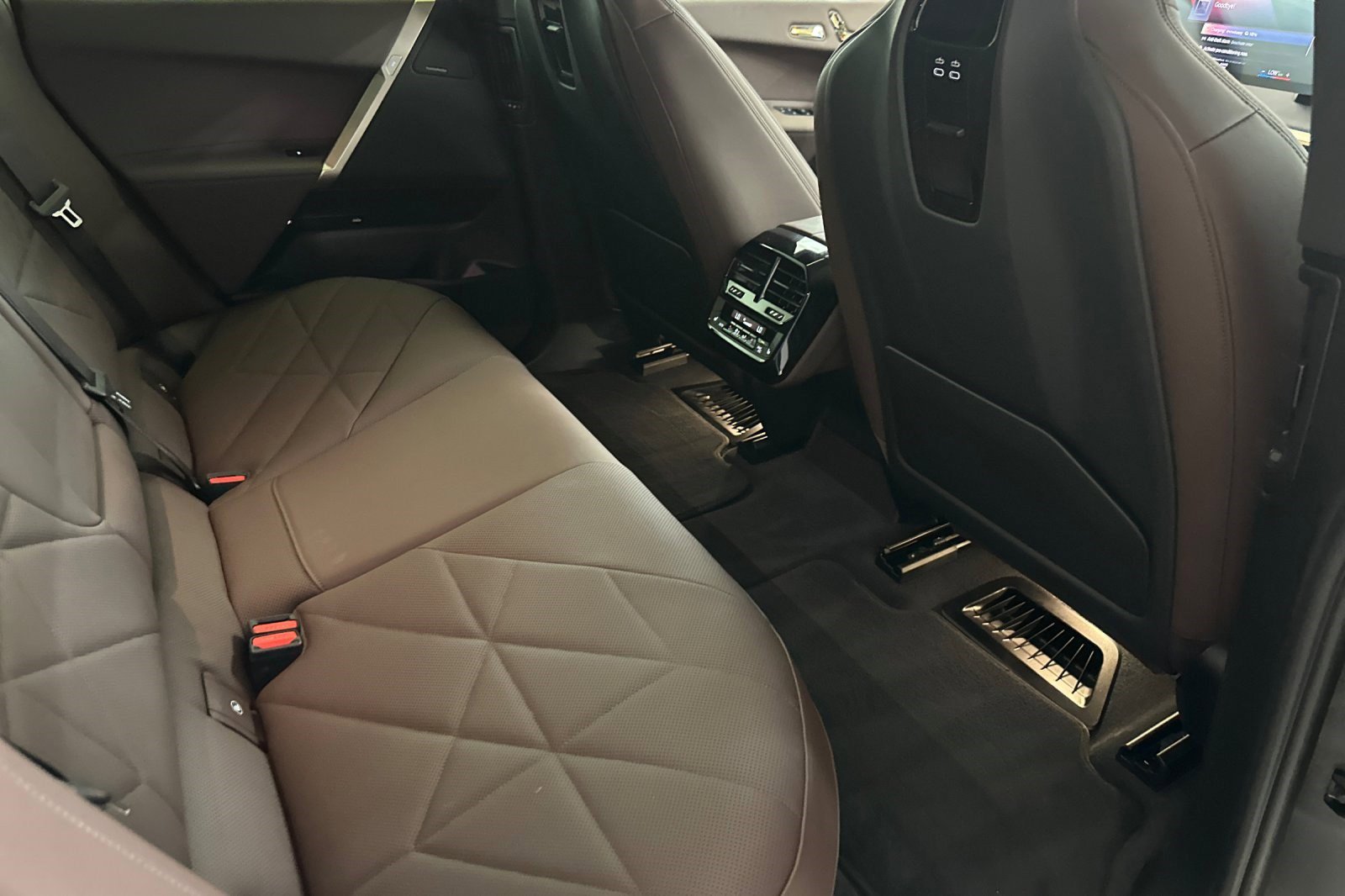 Used 2023 BMW iX xDrive50 w/ Premium Package image 31