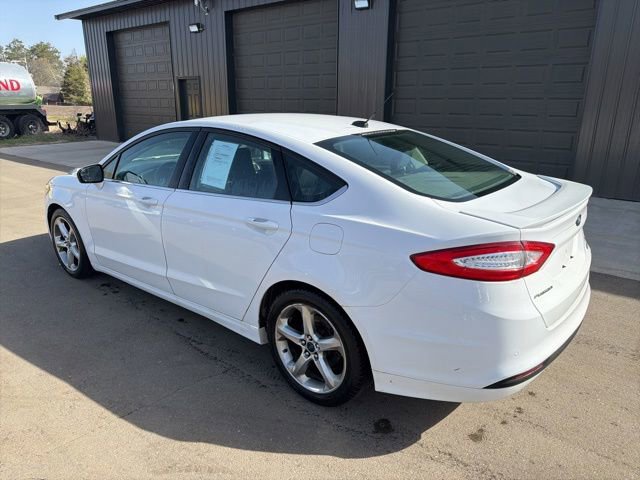 Used 2016 Ford Fusion SE FWD image 3