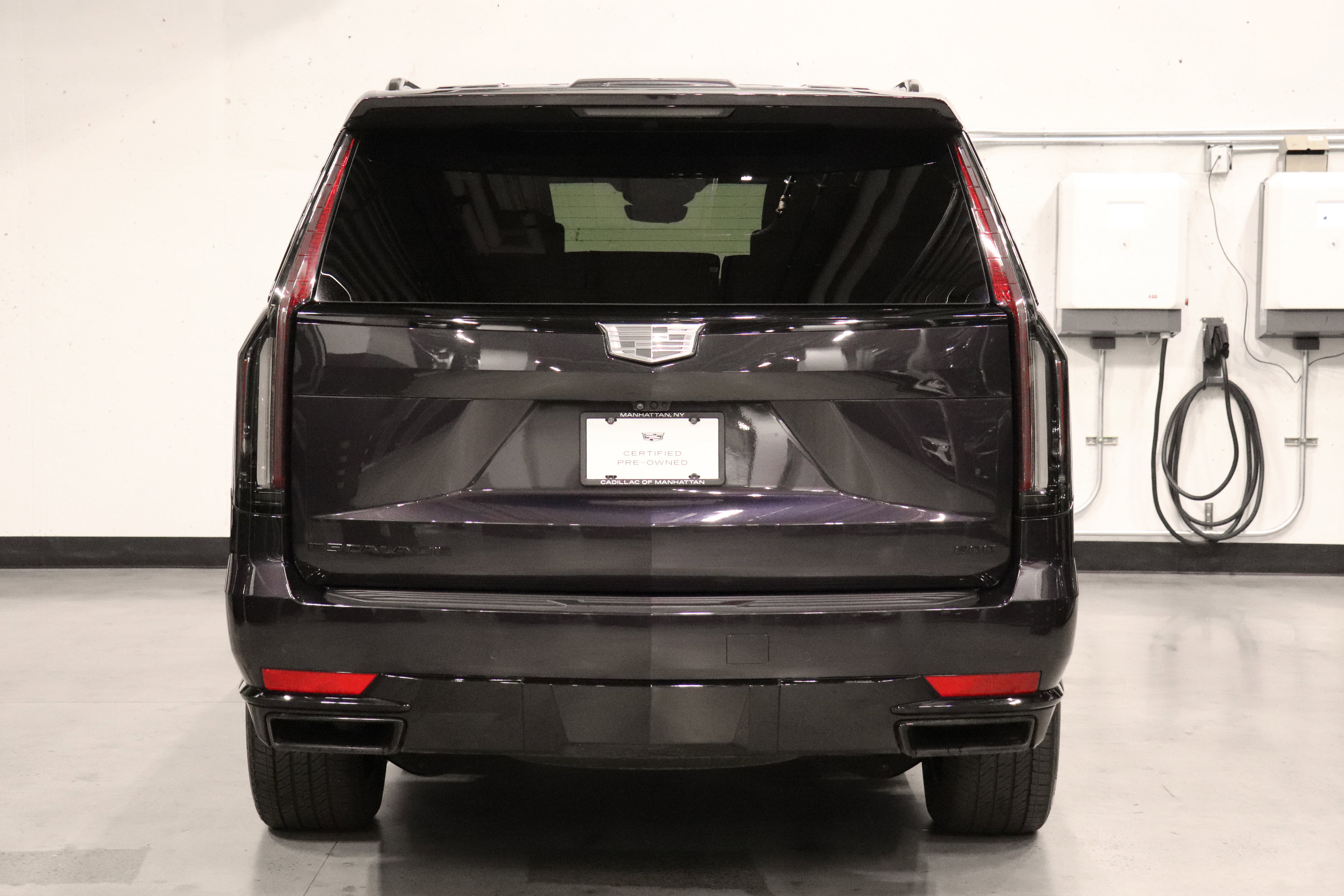 Used 2023 Cadillac Escalade ESV Sport Platinum w/ LPO, ONYX Package AWD/4WD image 4