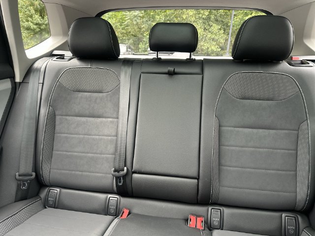 Used 2023 Volkswagen Taos SE w/ Panoramic Sunroof Package FWD image 29
