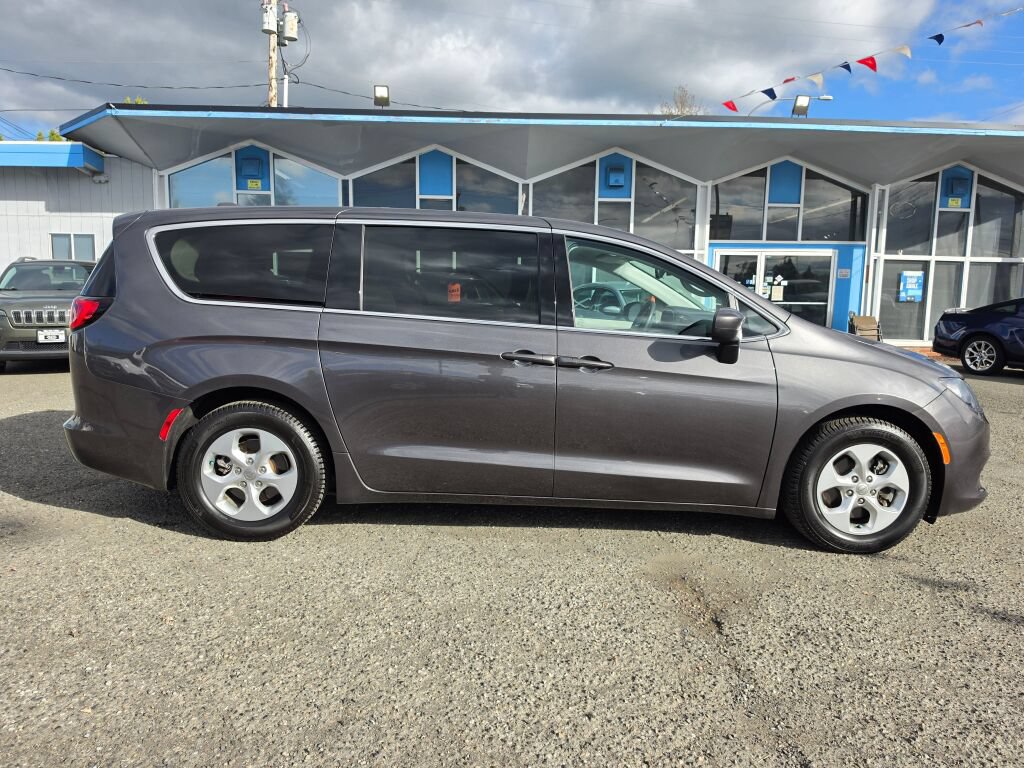 Used 2017 Chrysler Pacifica LX w/ Tire & Wheel Group FWD image 8