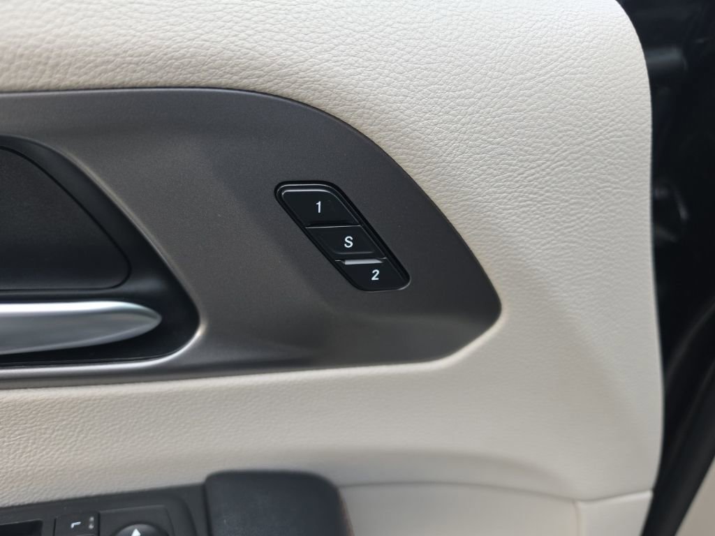 Used 2020 Chrysler Pacifica Touring-L FWD image 24