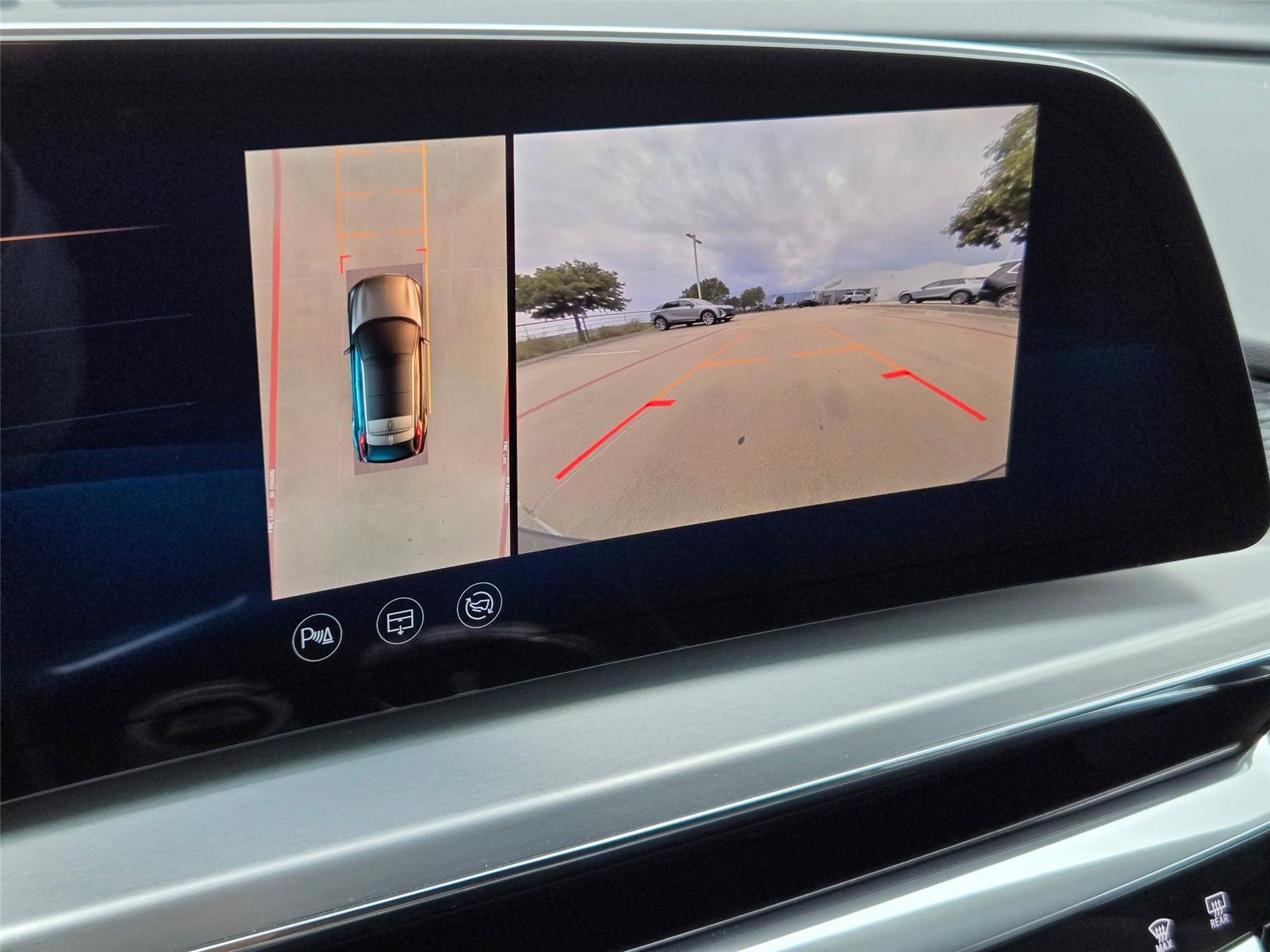 Certified 2025 Cadillac Lyriq Luxury w/ LPO, Floor Liner Package AWD/4WD image 19