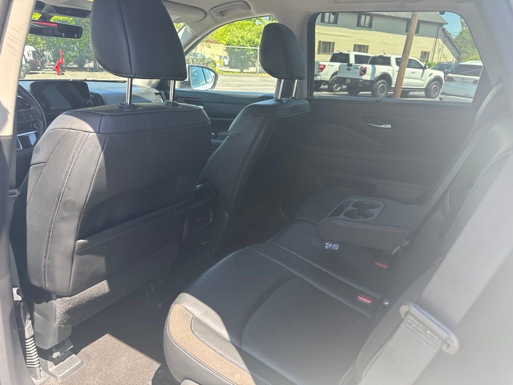 Used 2023 Nissan Pathfinder SL AWD/4WD image 11