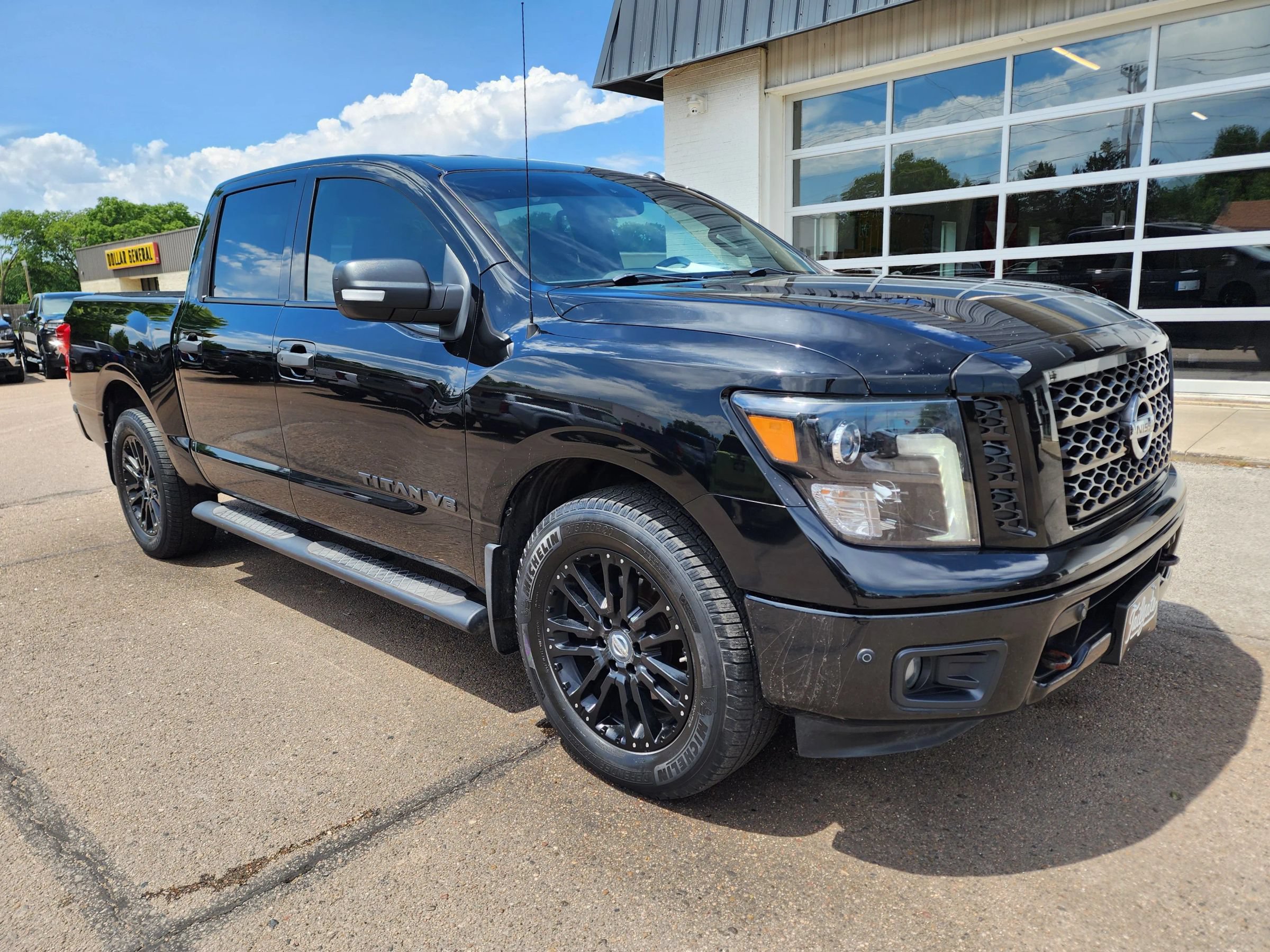 Used 2018 Nissan Titan SV w/ SV Convenience Package AWD/4WD image 2