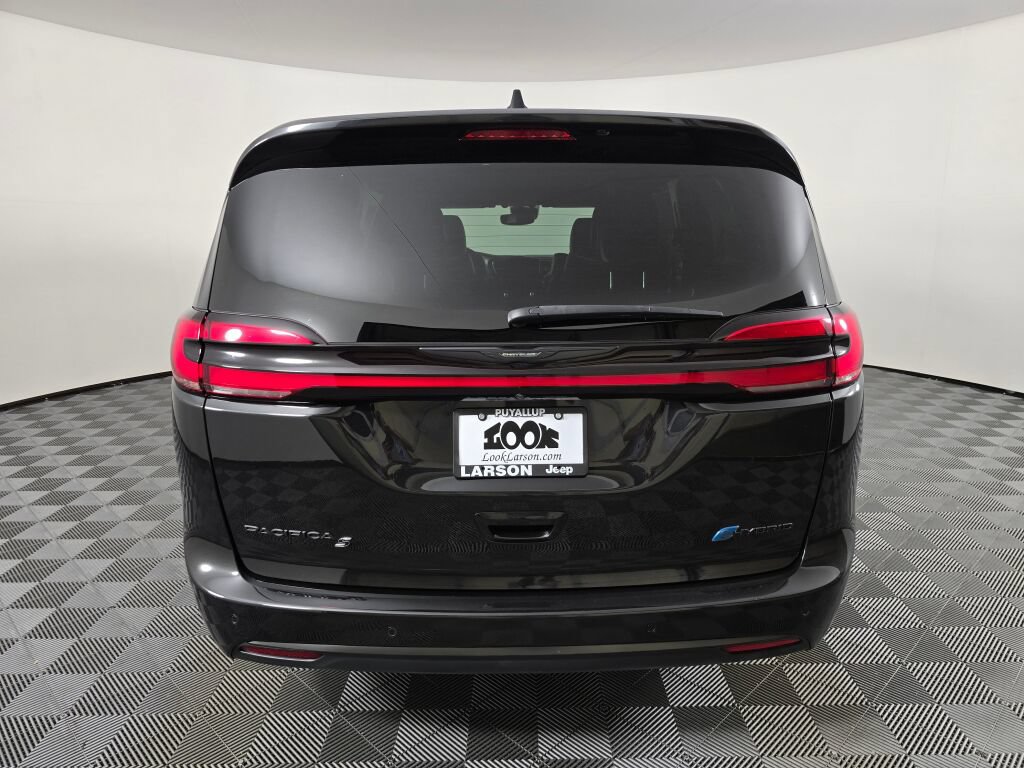 Used 2023 Chrysler Pacifica Limited w/ Uconnect Theater Family Group FWD image 4