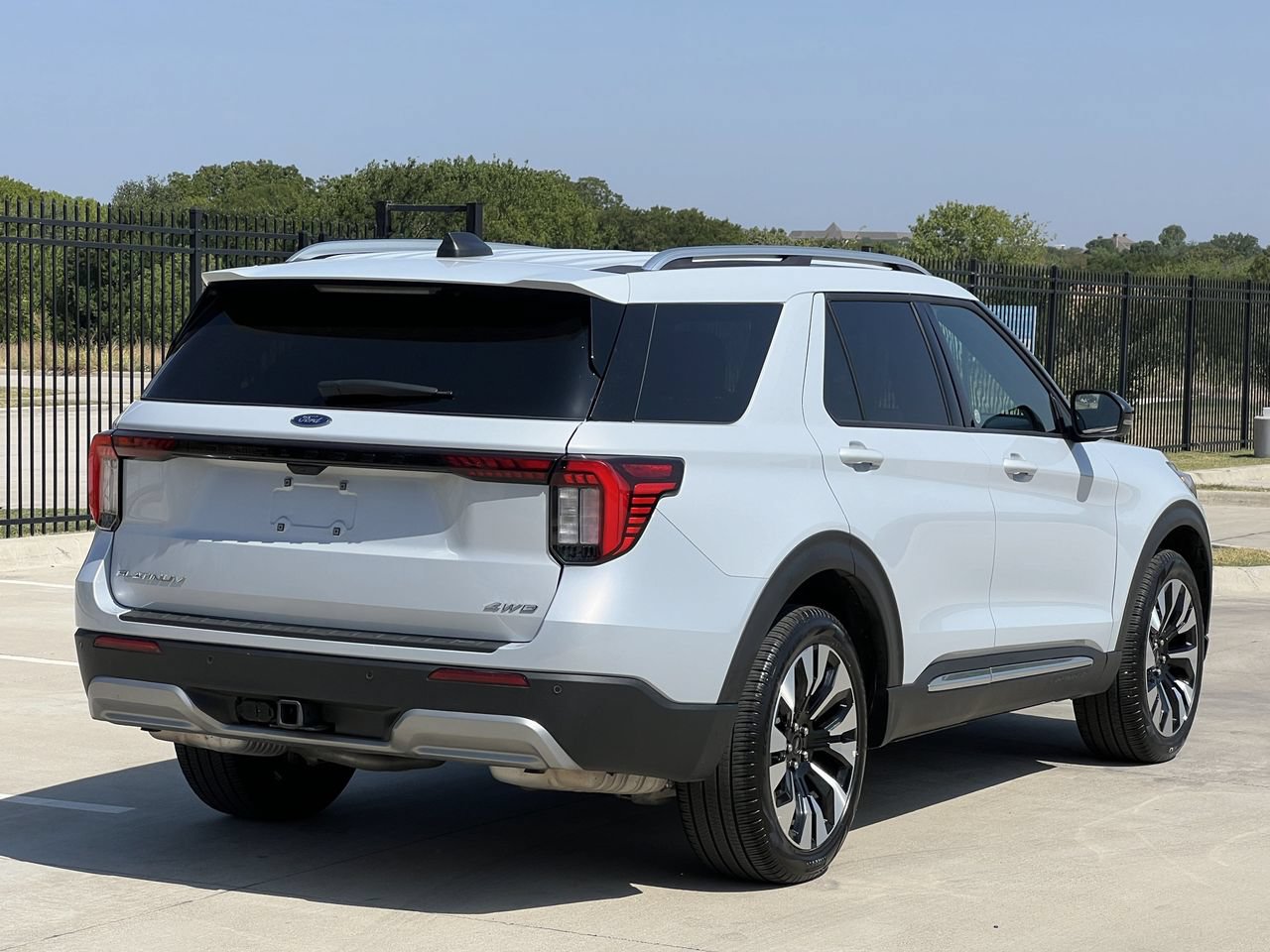 Used 2025 Ford Explorer Platinum w/ LUX Leather Package AWD/4WD image 4
