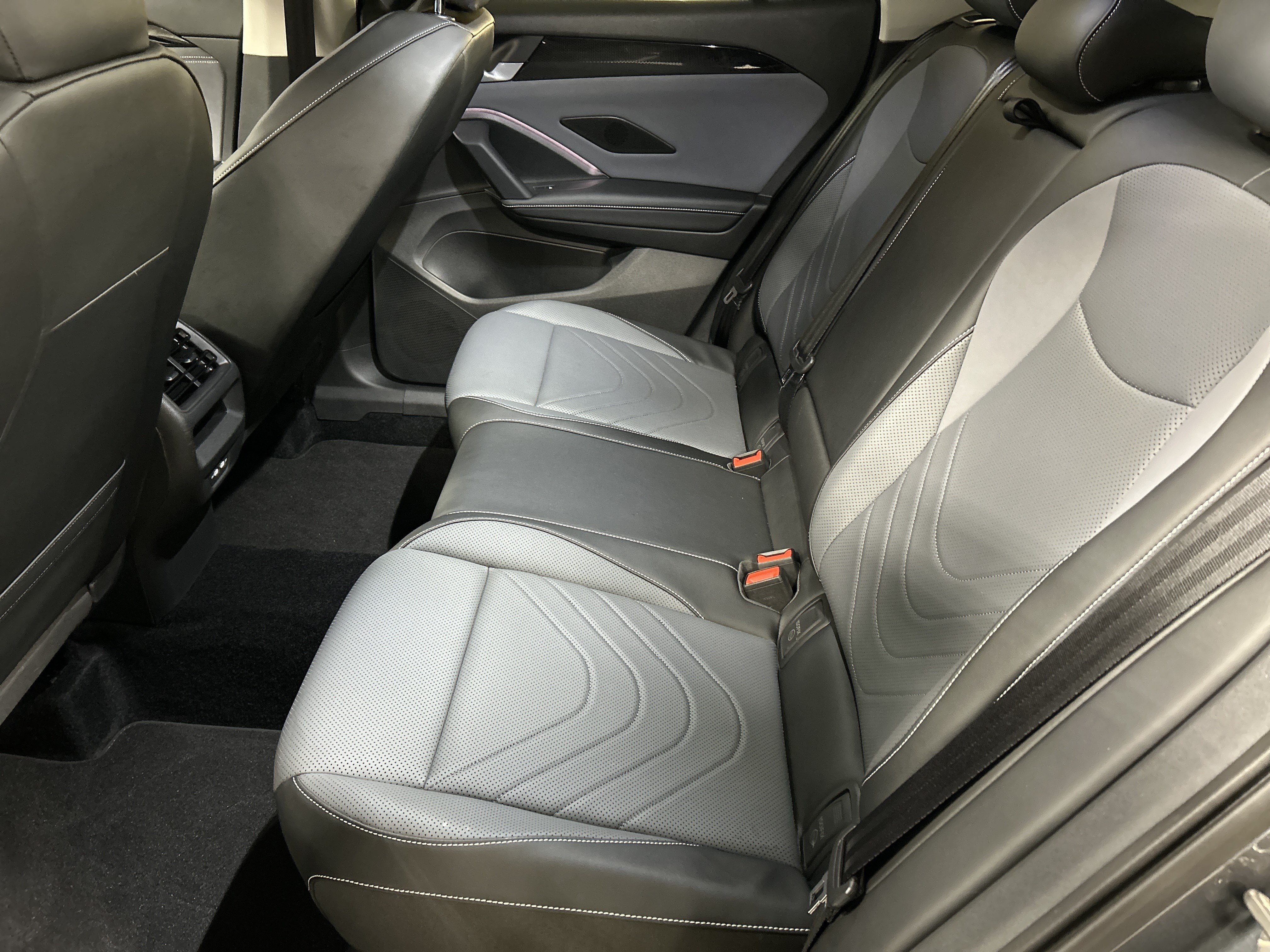 Used 2025 Volkswagen Tiguan SE FWD image 32