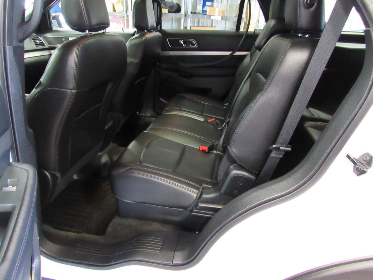 Used 2018 Ford Explorer XLT w/ Equipment Group 202A AWD/4WD image 25