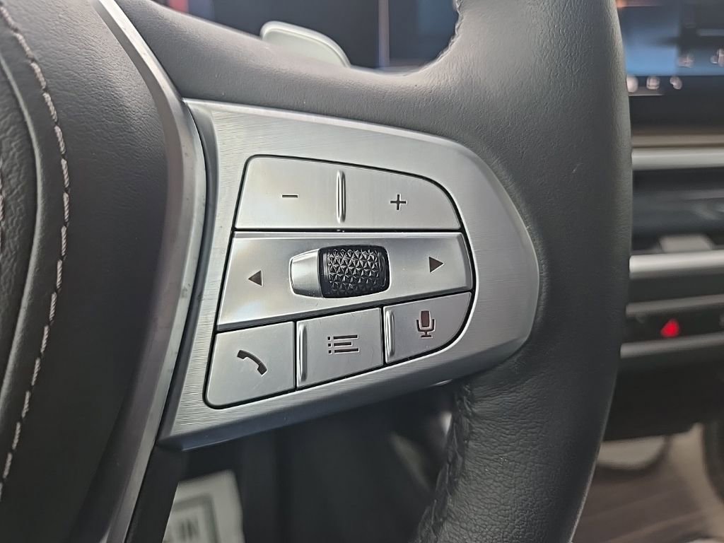 Used 2024 BMW X7 xDrive40i w/ Climate Comfort Package image 43