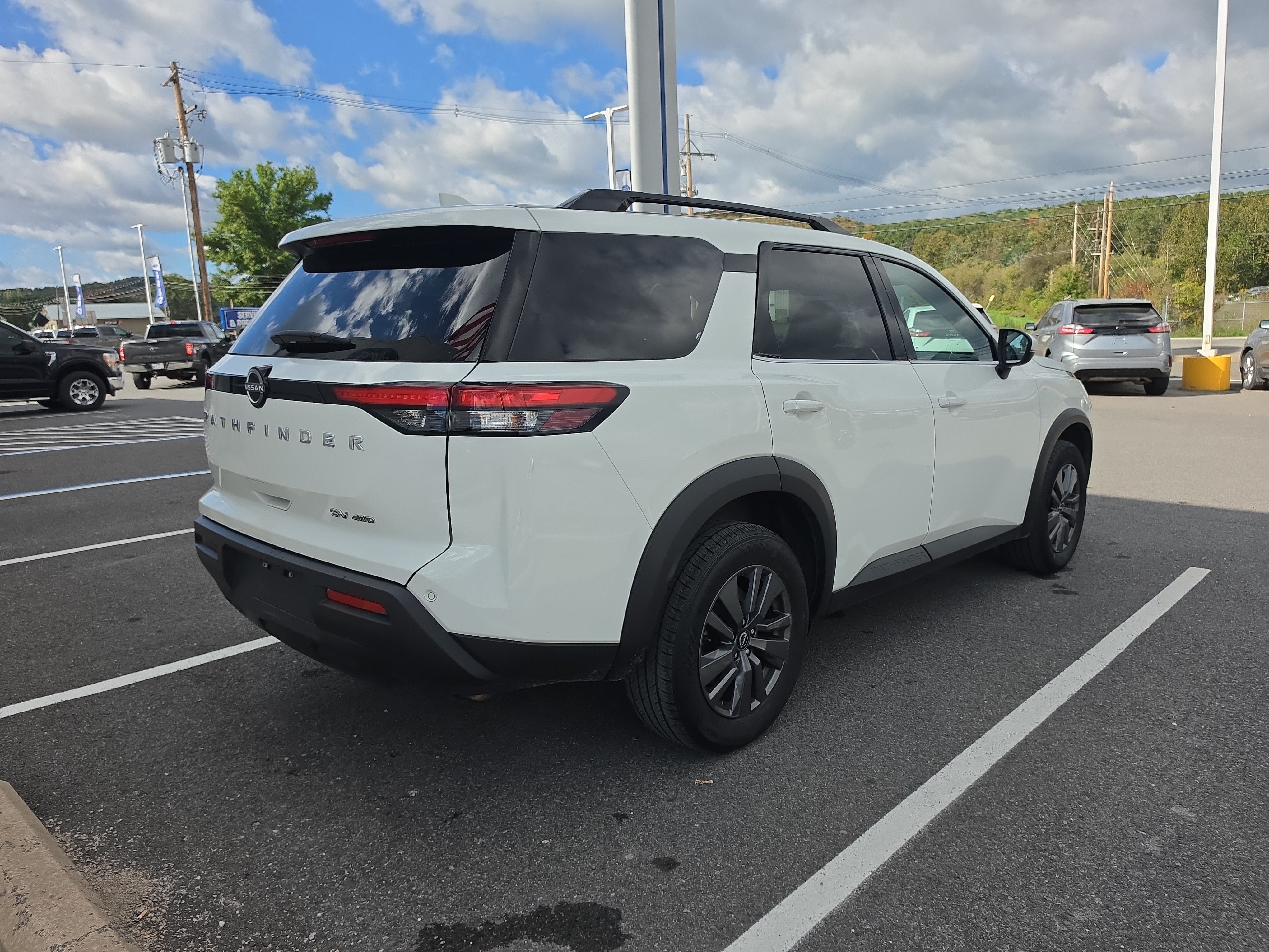 Used 2024 Nissan Pathfinder SV AWD/4WD image 3