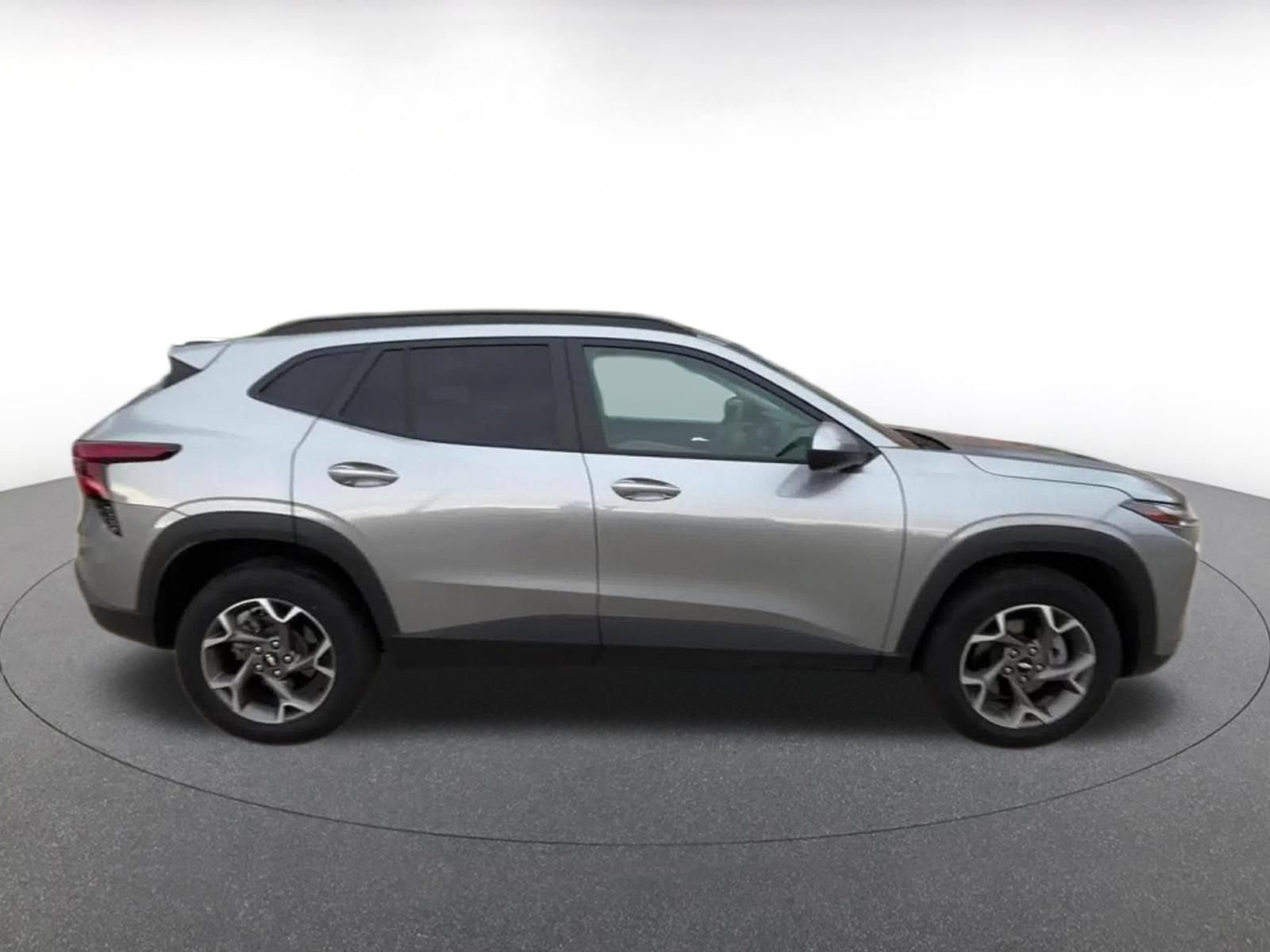 Used 2025 Chevrolet Trax LT FWD image 16