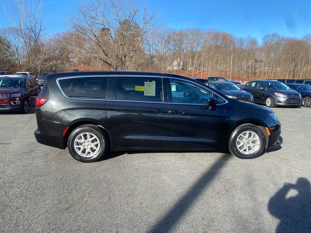 Used 2020 Chrysler Voyager LX image 4